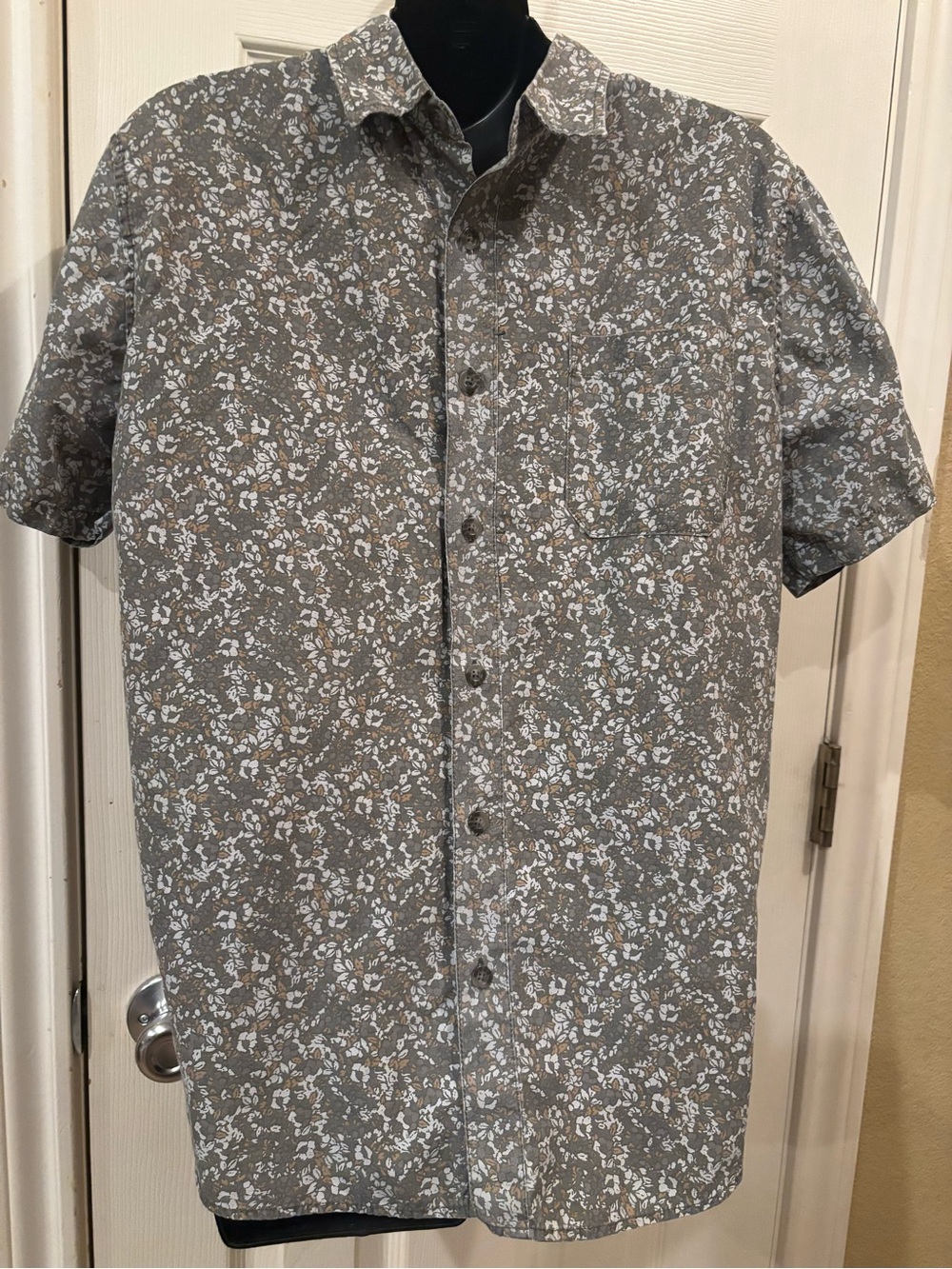 Eddie Bauer Medium
Men's Short Sleeve Floral Button-Up Shirt - Gray